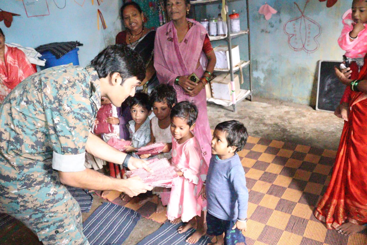 पुलिस अधीक्षक ने आंगनबाड़ी केंद्र में बच्चों को वितरित किया गणवेश